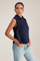 بلوزة بلا أكمام بقصة مفتوحة