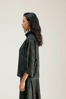 بلوزة مطبعة بياقة محبوكة