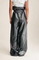 بنطلون لامع بخصر عالي وحزام