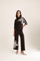 بلوزة محبوكة مزينة بنقوش