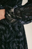 فستان بنقوش مخملية لامعة