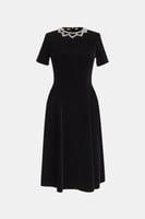 فستان مخمل بياقة كريستالات