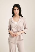 جاكيت برباط مزين بطيات