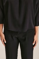 بلوزة واسعة بياقة بطيات