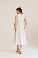 فستان مورد بلا أكمام