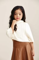 بلوزة كيب بأزرار ذهبية