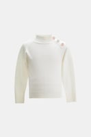 بلوزة بياقة عالية مزينة بأزرار