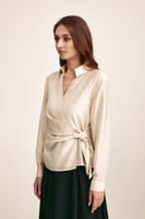 بلوزة لف مزينة ببروش