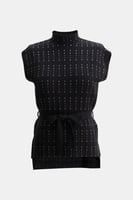 بلوزة منقطة بتفاصيل لامعة