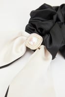 ربطة شعر مزينة بفيونكة