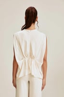 بلوزة واسعة بتفاصيل مزمومة