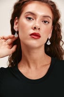 حلق هندسي مرصع بأحجار براقة