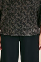 بلوزة مطبعة بقصة واسعة