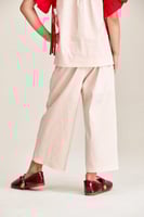 بنطلون بقصة واسعة