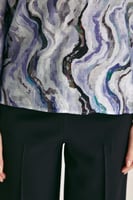 بلوزة فضفاضة بنقوش مموجة