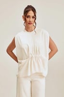 بلوزة واسعة بتفاصيل مزمومة