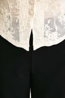 بلوزة دانتيل بأكتاف منفوخة