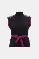 بلوزة بأكتاف مزينة بالكريستال