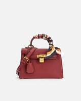 شنطة نسائية الفي اند كو بتصميم عصري بلون عودي