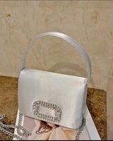 شنطة نسائية من الجلد بلون فضي