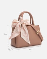 ‎ شنطة نسائية بتصميم مميز بلون وردي