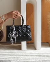  شنطة نسائية باللون الأسود