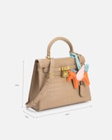 شنطة نسائية الفي اند كو بتصميم مميز بلون بيج