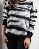 ‎ هودي نسائي الفي اند كو أنيق بلون أبيض وأسود