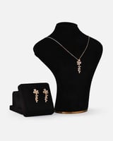 ‎ طقم نسائي أنيق بلون ذهبي