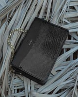 ‎ شنطة نسائية من الجلد باللون الأسود