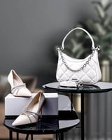 ‎ شنطة وكعب نسائي باللون البيج