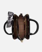 ‎ شنطة نسائية بتصميم مميز بلون أسود