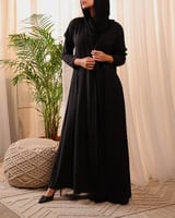 ‎ عباية نسائية آن بتصميم أنيق بلون أسود