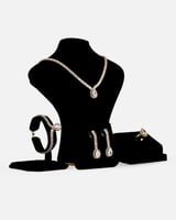 ‎ طقم نسائي كلاسيك باللون الذهبي