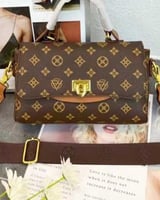 ‎ شنطة من الجلد المنقوش باللون البني | MLH097F0707...