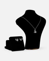 ‎ طقم نسائي بتصميم جذاب بلون فضي