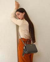 شنطة نسائية إمزوري جلد بلون رمادي