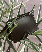 شنطة نسائية آن من الجلد بلون أسود