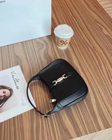 شنطة نسائية من الجلد بلون أسود