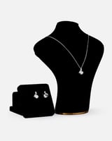 ‎ طقم نسائي بتصميم أنيق بلون فضي