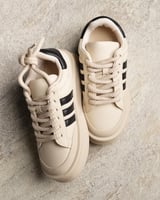 ‎ حذاء نسائي عملي باللون البيج