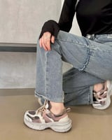 ‎ حذاء نسائي عصري بلون أبيج وبني