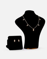 ‎ طقم نسائي بتصميم ملكي بلون ذهبي