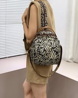 ‎ شنطة ظهر نسائية بتصميم عصري