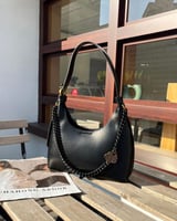 ‎ شنطة نسائية مميزة باللون الأسود