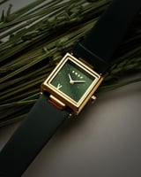 ‎ ساعة نسائية من الجلد بلون أخضر