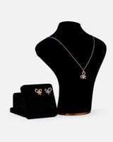 ‎ طقم نسائي بتصميم جذاب بلون ذهبي