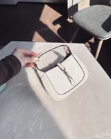 شنطة نسائية من الجلد بلون بيج