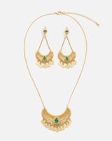 ‎ طقم نسائي مميز باللون الذهبي