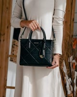 شنطة نسائية إمزوري من الجلد بلون أسود